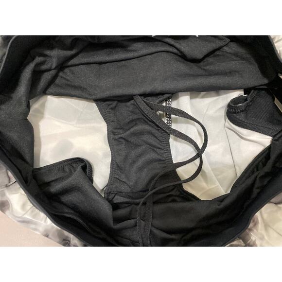 Under Armour Womens Gray Black Athletic Swishy Running Shorts NEW Large - Picture 9 of 9